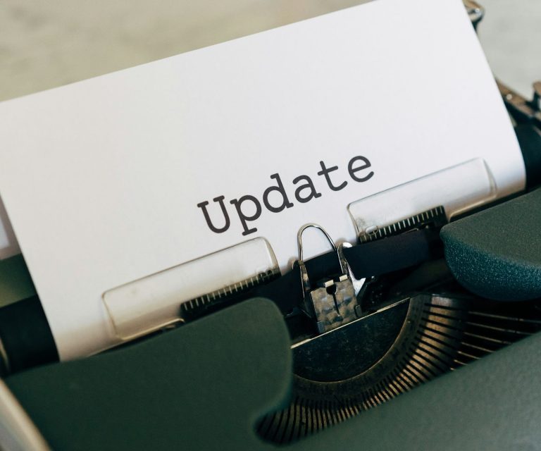 Papier mit dem Wort "Update" auf einer Schreibmaschine.